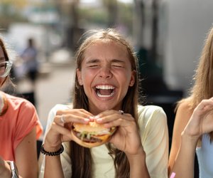 Falsche Ernährung schickt Kinder früher in die Pubertät: Was euer Kind nicht essen sollten