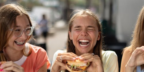 Falsche Ernährung schickt Kinder früher in die Pubertät: Was euer Kind nicht essen sollten