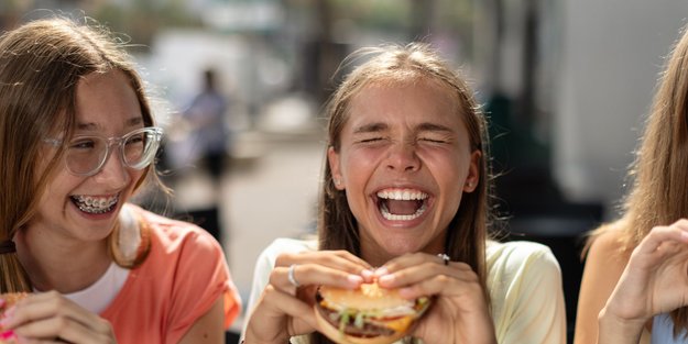 Falsche Ernährung schickt Kinder früher in die Pubertät: Was euer Kind nicht essen sollten