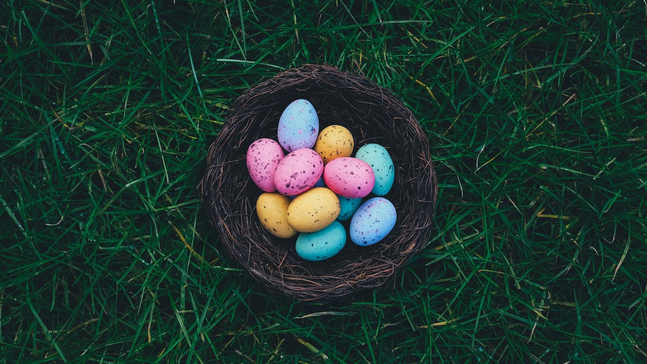 Ostern ist bunt und fröhlich: Mit diesem Windlicht noch mehr.