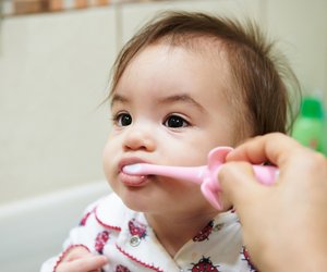 Zähne putzen beim Baby: Milchzahnpflege von Anfang an