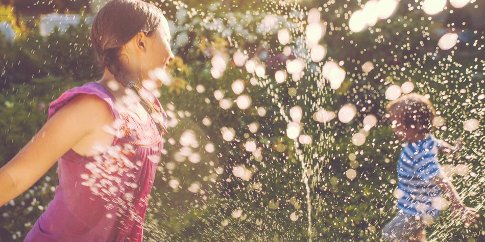 Wasserspiele für Kinder: 7 1/2 Ideen zum Abkühlen draußen ...