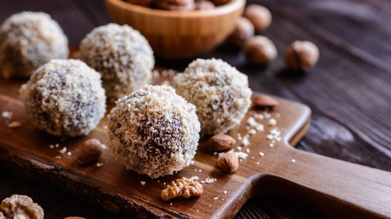 Unbaked sweet balls made of walnut, cocoa and almond