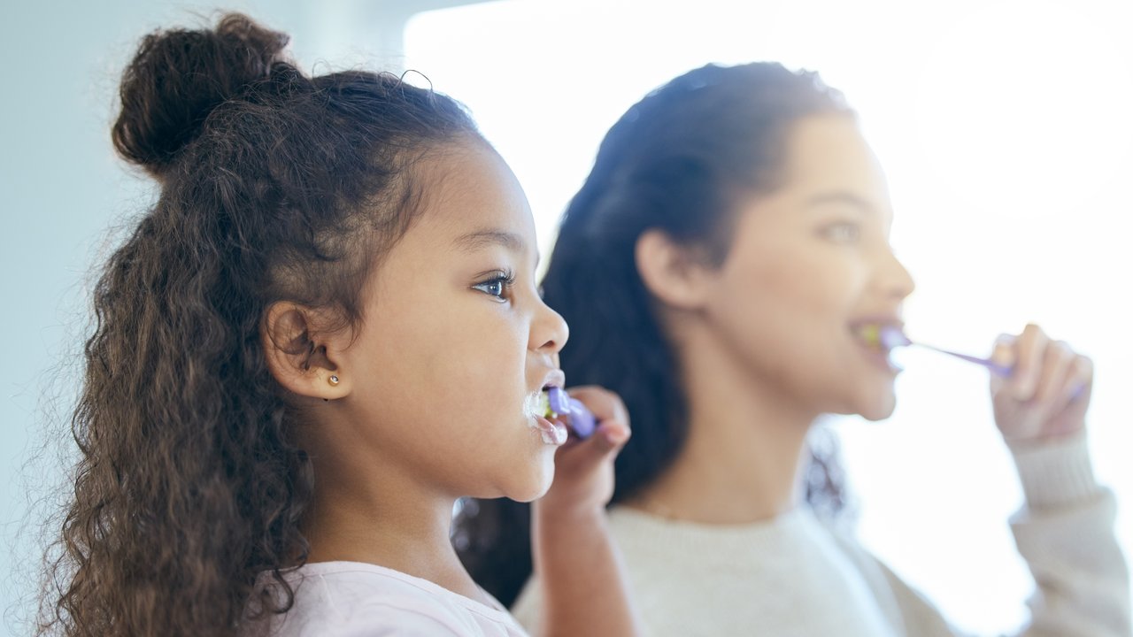 Kinderzahnpasta - Mutter und Tochter beim Zähneputzen