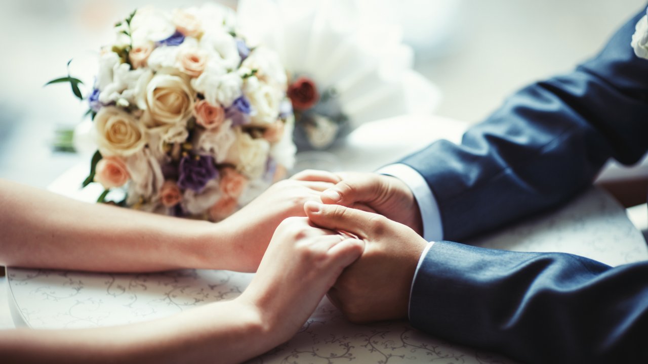 Geldgeschenk Hochzeit Mann und Frau halten Hände