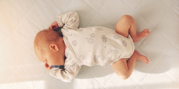 Teste dein Wissen:  Wie schlafen Babys und was brauchen sie dafür?
