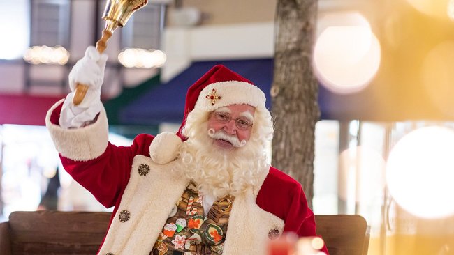Auf dem Bild ist der Weihnachtsmann zu sehen.
