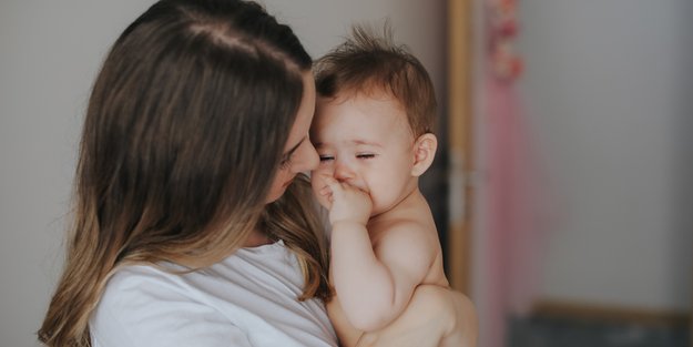 Magen-Darm beim Baby: Warum schnell Gefahr droht, wann ihr direkt zum Arzt müsst und was hilft