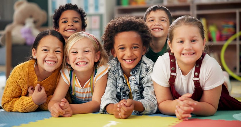 Abschiedsgeschenk für die Tagesmutter: Glückliche Kindergartengruppe