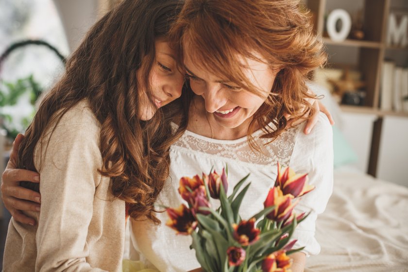 Geschenk Mutter  - Tochter schenkt Mutter Blumen