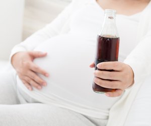 Cola in der Schwangerschaft: Wie viel davon ist eigentlich erlaubt?