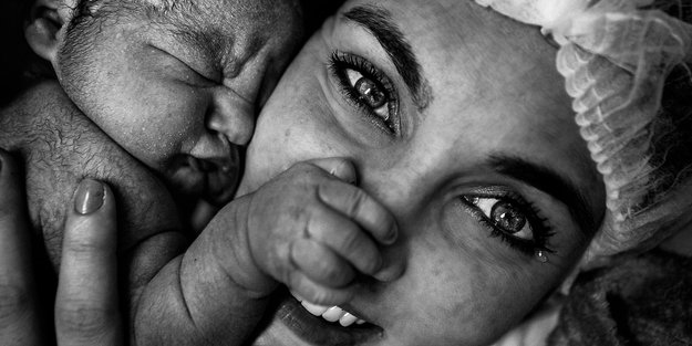 Geburt in Bildern weltweit: Atemberaubend intime und wunderschöne Geburtsfotos 2022