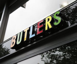 Gönn dir eine Auszeit: Die blaue Laterne von Butlers versprüht Urlaubsstimmung