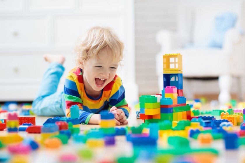 Kinder brauchen Spielzeug - Kind mit Bausteinen
