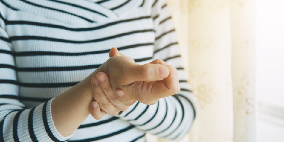 Karpaltunnel­syndrom in der Schwangerschaft: Wenn die Finger nicht mehr mitspielen