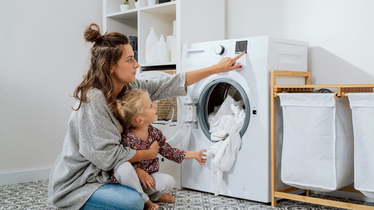 Feinwaschmittel-Test - Mutter und Tochter beim Wäschwaschen