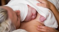 Breast Crawl: So viel Kraft steckt in eurem frisch geborenen Baby