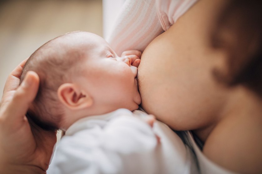 Baby schläft beim Stillen ein