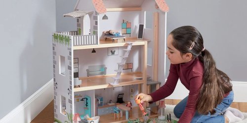 Geschenktipp ab drei Jahren: Dieses schöne Holzpuppenhaus fördert die Fantasie