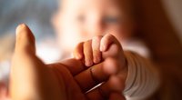Wenn euer Baby kalte Hände hat: Wärmende SOS-Tipps