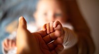 Wenn euer Baby kalte Hände hat: Warum das normal ist und ab wann es wirklich friert