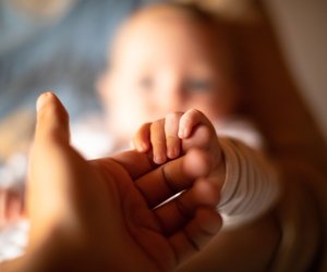 Wenn euer Baby kalte Hände hat: Warum das normal ist und ab wann es wirklich friert
