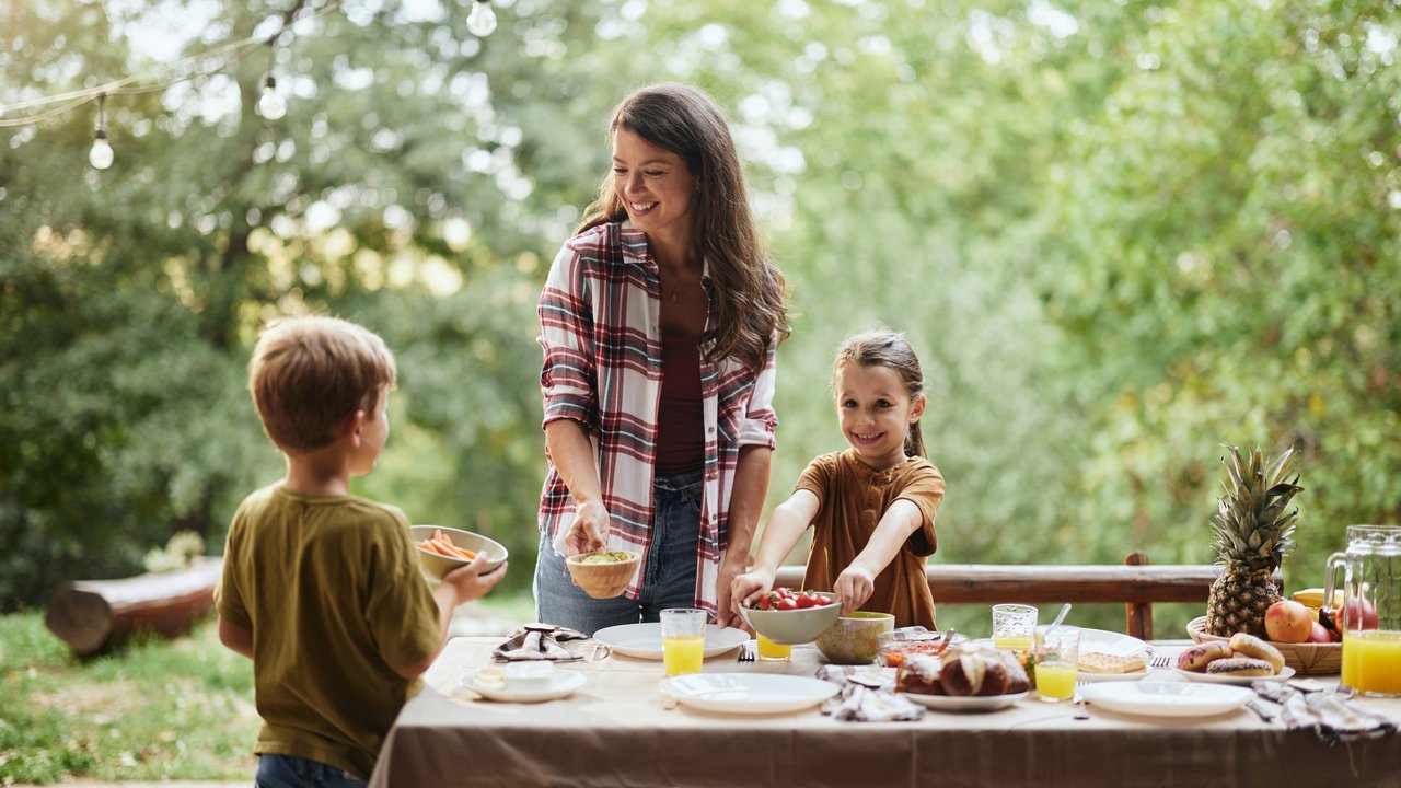 Dieses Lidl-Steingut-Geschirr bringt frischen Wind auf deinen Gartentisch.