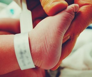 Sichelfuß beim Baby: So kann die Fehlstellung einfach behandelt werden