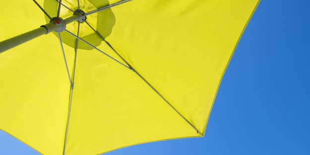 Ampelschirm-Test: 5 stabile Schattenspender für den Garten