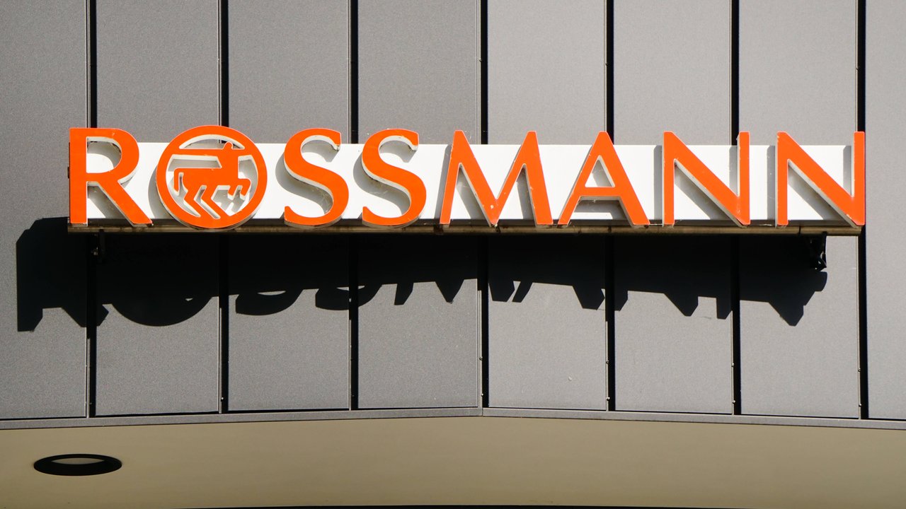 Bei Rossmann gibt es jetzt diese praktische Tischdecke mit wasserabweisender Oberfläche.