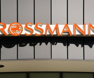 Falls dein Kind mal beim Essen kleckert: Diese Rossmann-Tischdecke ist wasserabweisend