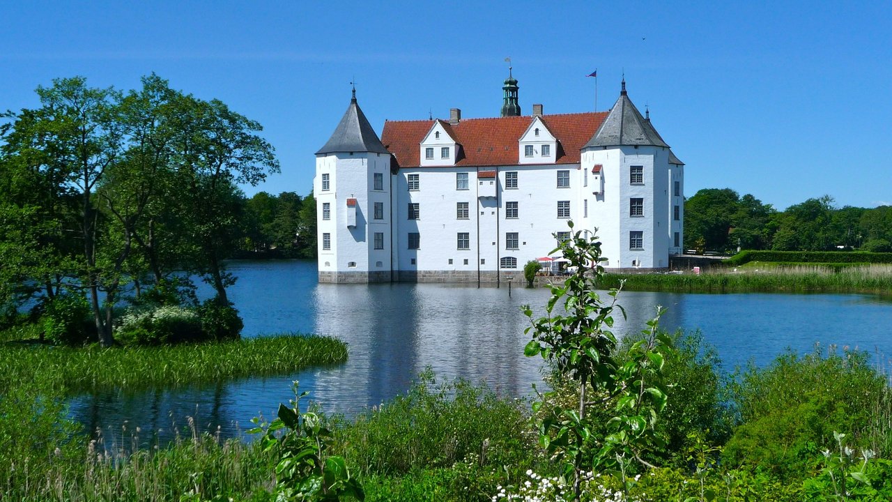 So idyllisch liegt Deutschlands nördlichstes Schloss.