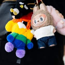 Monster mit 9 Zähnen: Warum alle die hässlichen Labubus lieben