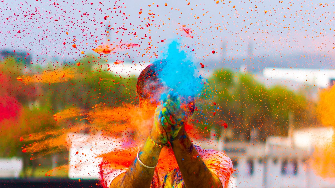 Beim Holi wird mit bunten Farben das Leben gefeiert.