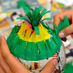 Piñata selber basteln: Mit unserer Ananas-Vorlage und Anleitung wird's sommerlich!