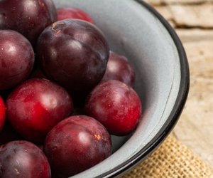 Pflaume & Stillen: Kann das süße Obst zum Problem werden?