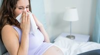 Heuschnupfen in der Schwanger­schaft: Was werdenden Mamas sicher und wirksam hilft