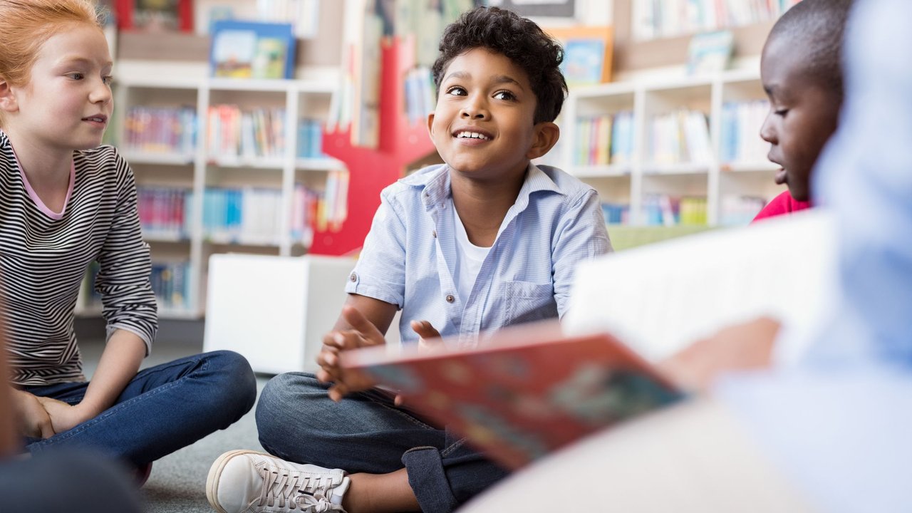 Ganztagsschule: Kinder in der Bibliothek
