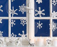 Schneeflocken häkeln: Winterdeko fürs Fenster