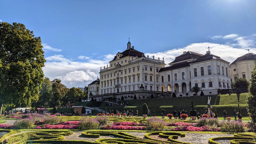 Das Residenzschloss Ludwigsburg mit ersten Eindrücken von den Gartenkünsten rund um das Anwesen