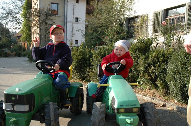 Kinder mit Traktoren auf dem Hofgut Schleinsee