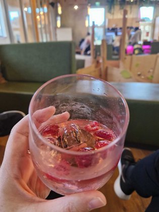 Sauerland mit Kindern: Und für Eltern und Großeltern gibt es erfrischende (oder wärmende) Drinks an der Waldbar.