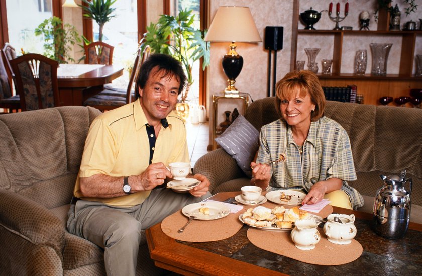 Gitte und Klaus, deutsches Schlager- und Volksmusikduo, zuhause in Zwickau bei Kaffee und Kuchen, Deutschland 1999. Zwickau Sachsen Deutschland Copyright: xUnitedxArchivesx/xAlexanderxStingl STI_8704002587 EDITORIAL USE ONLY