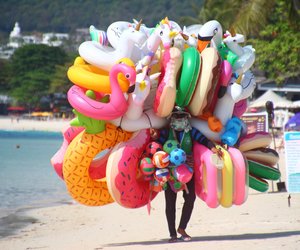 Gute Laune für Groß und Klein: Der farbenfrohe Schwimmring von Ernsting's family
