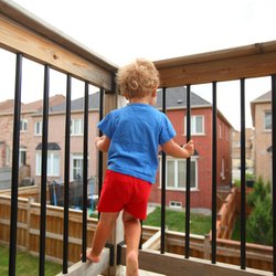 Balkon kindersicher machen: Die wichtigsten Maßnahme für Eltern