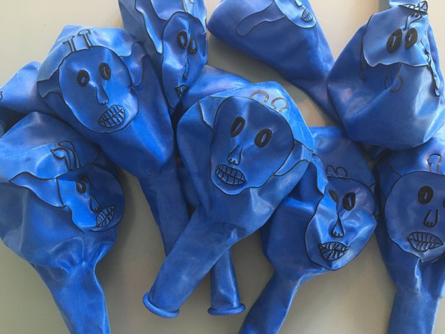 Harry Potter Geburtstag: Wichtel gemalt auf blauen Ballons