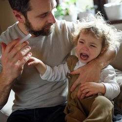 Kinderkrankengeld: Wo, wieviel, wann und wie lange – alle Antworten