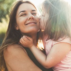 Statt "niedlich & süß": Diese 15 Komplimente für Kinder fördern, was wirklich zählt