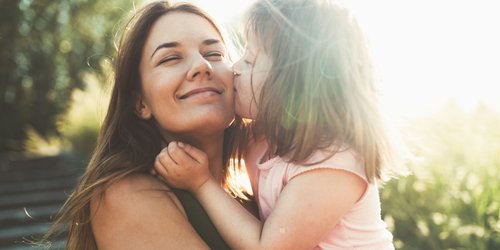 Statt "niedlich & süß": Diese 15 Komplimente für Kinder fördern, was wirklich zählt