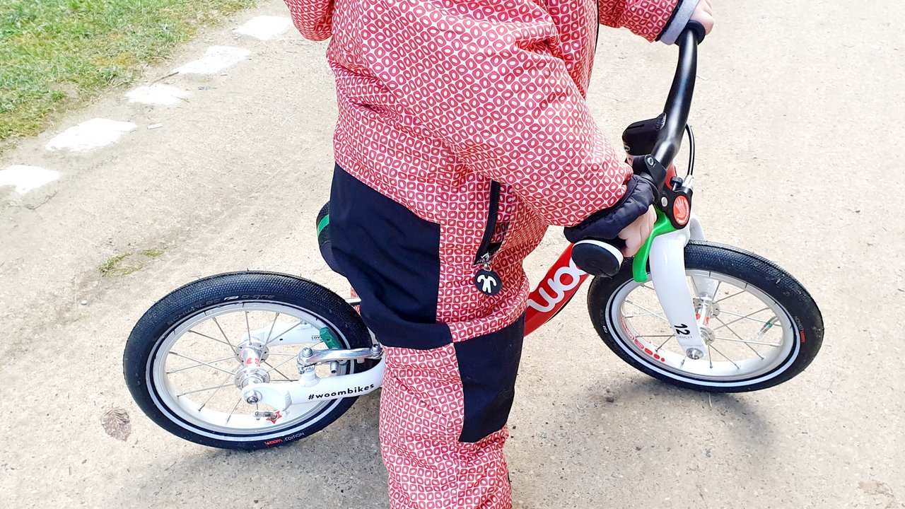 Woom Laufrad Test: Kleinkind fährt Laufrad